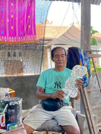 DARI KULIT DAN KACA: JEJAK DEWA PUTU ARIAWAN LESTARIKAN SENI WAYANG BULELENG DI DESA PEMARON